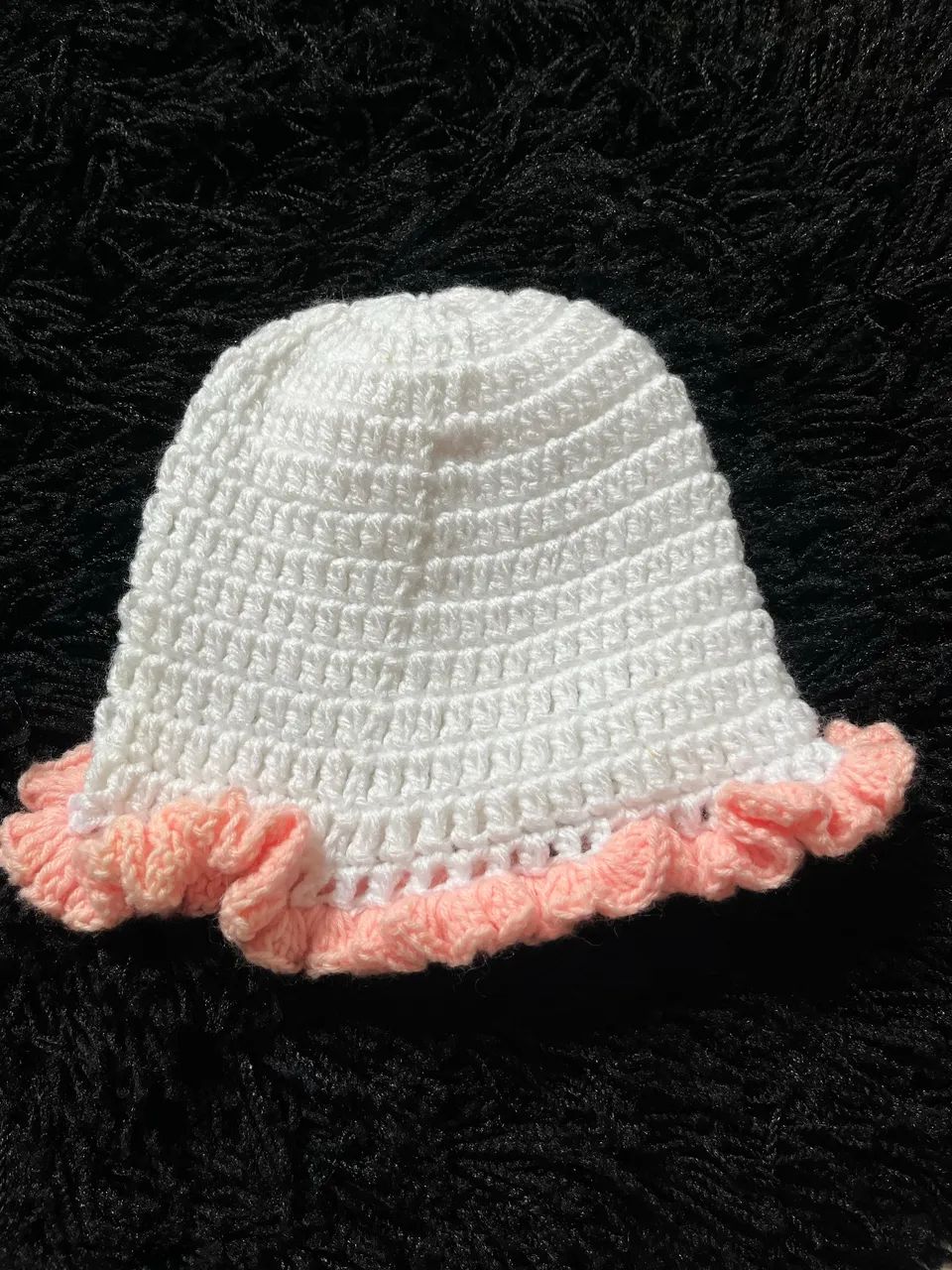 Gorro Branco com Babado Rosa e Laço em Crochê Lã Touca Infantil - Foto 2