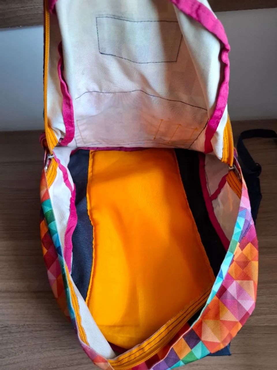 Mochila JanSport colorida estampada - Foto 3