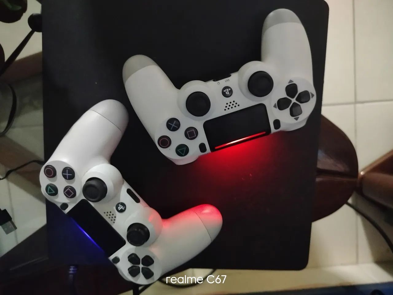 PS4 com dois controles 