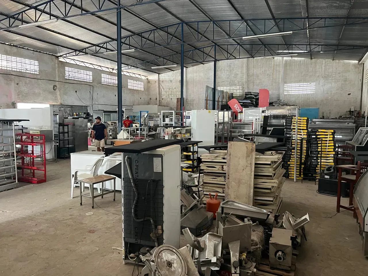 Galpão com 800 m2, PD 6 m, 1 doca, 1 vaga pra caminhão na lateral - Foto 3
