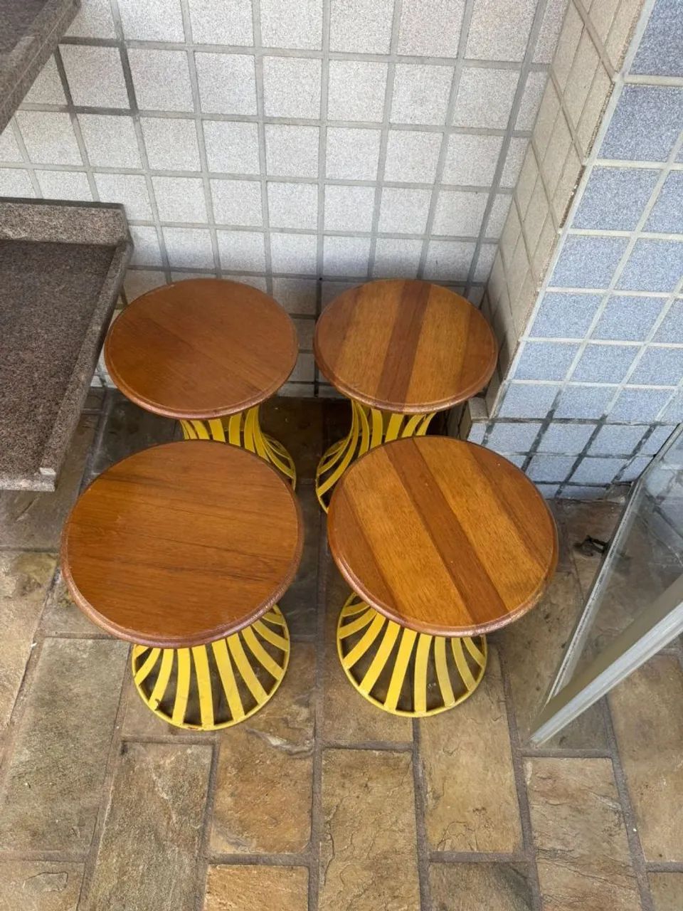 Conjunto Mesa Redonda de Madeira Maciça e com 4 bancos - Foto 4
