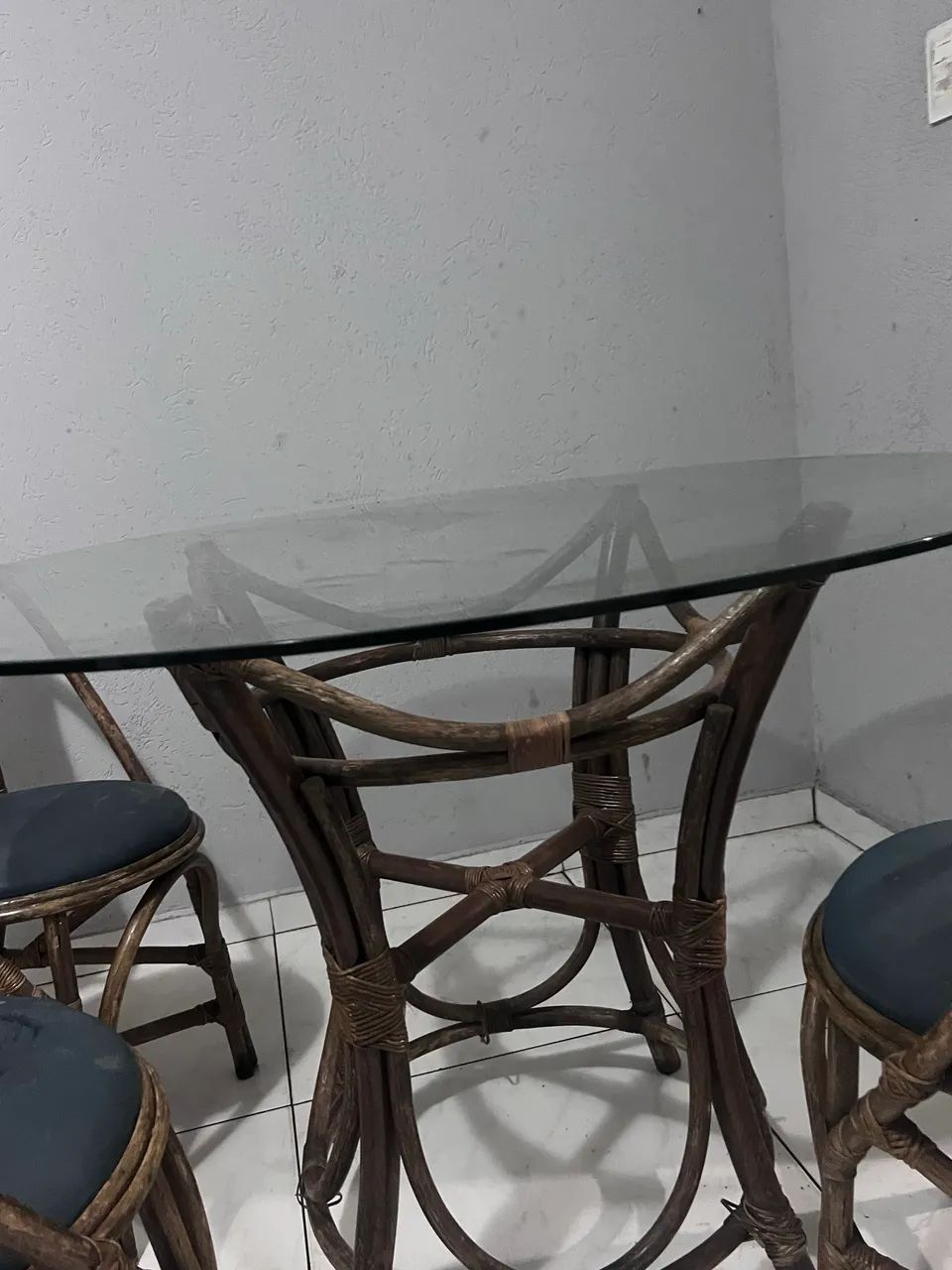 MESA DE VIDRO À VENDA ? LINDA E CONSERVADA!