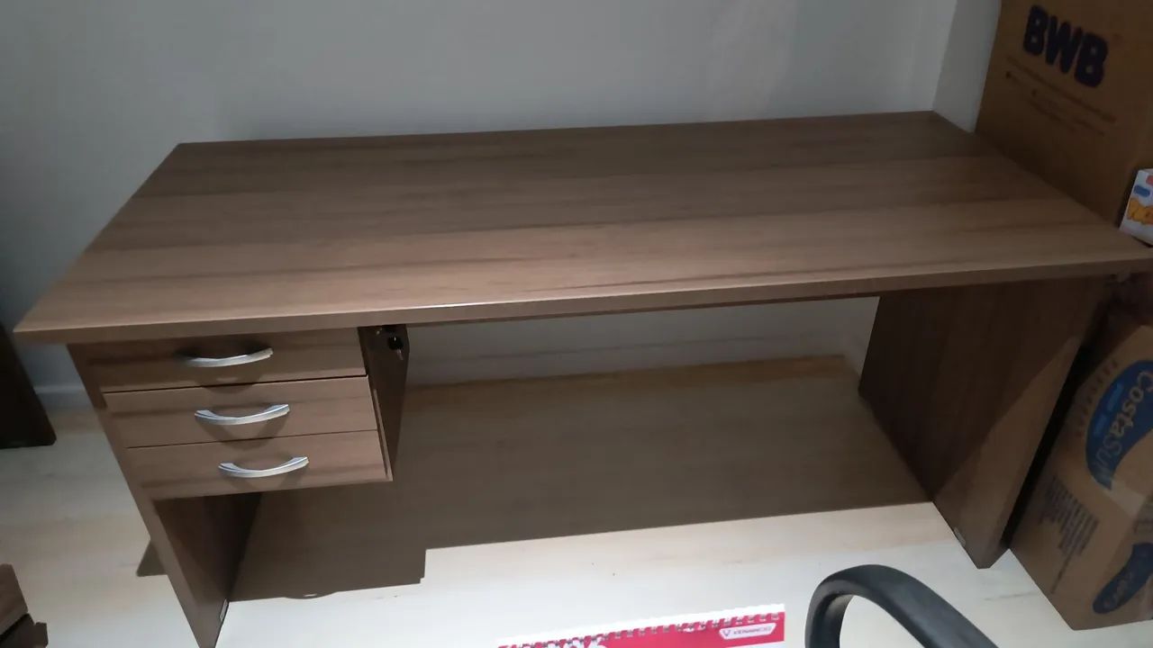 Mesa de escritório com gaveta