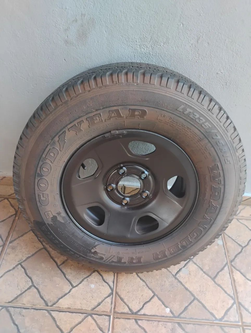 Pneu 235/75/15 com roda - Foto 4