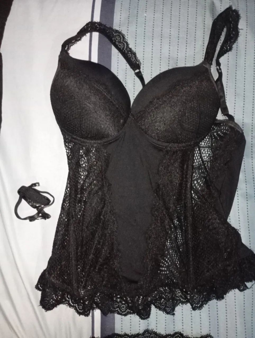 Vendo corset com meia de renda.