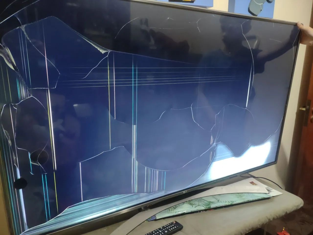 Tv LG 55 4k com tela quebrada  - Foto 2