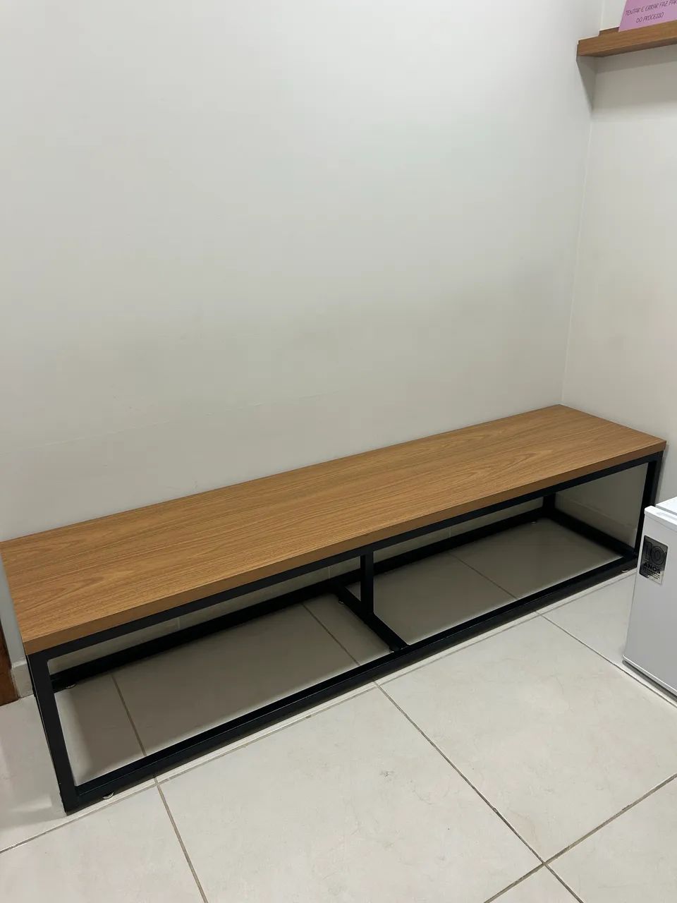 Banco com estrutura em aço