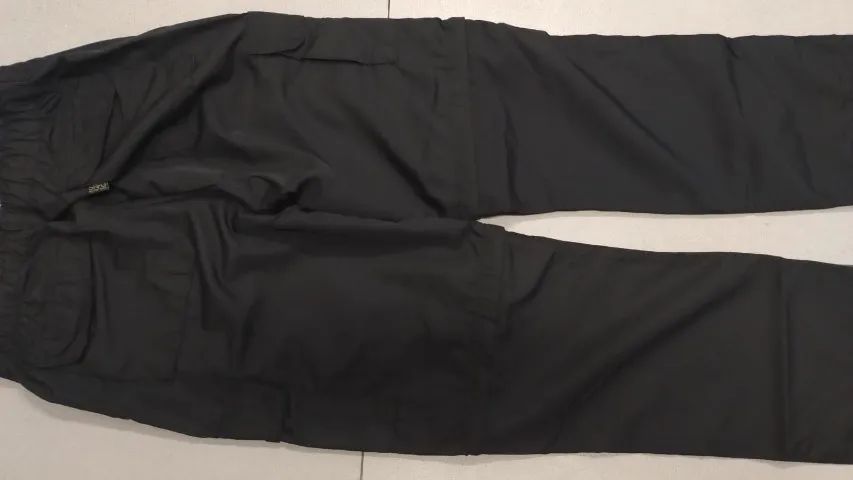 Calça tática preta, modelo tactel (tecido sintético) , transforma em bermuda, tamanho 42
