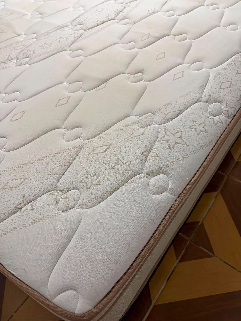 Cama de Casal Queen. Estado de novo.