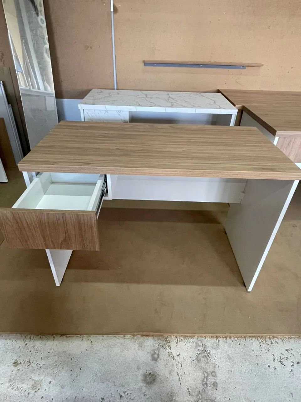 Mesa de escritório com gaveta em MDF Branco com amadeirado- Parcelo cartão - Foto 3