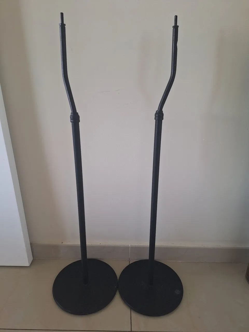 Par de pedestal som home theater 
