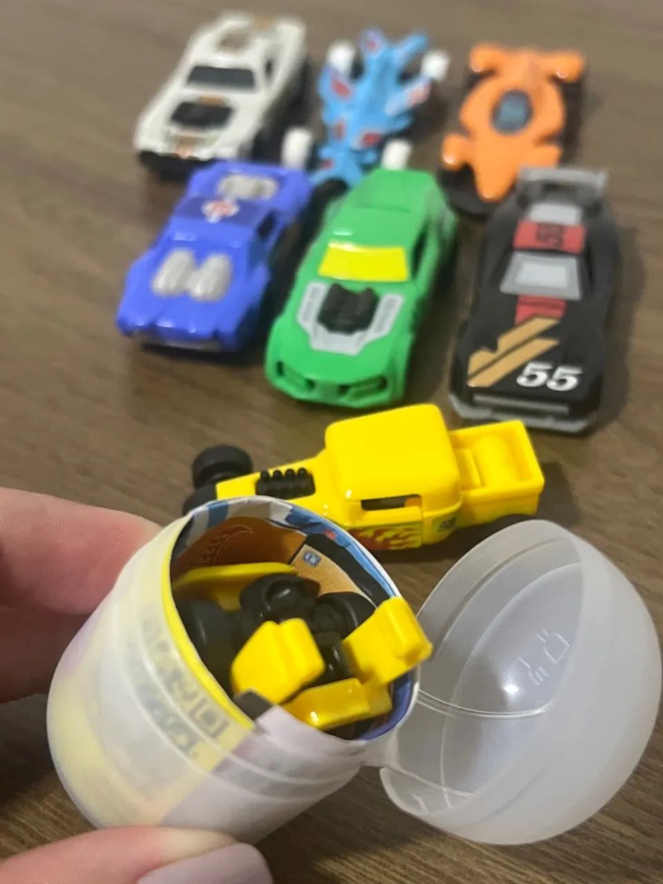 Carrinho Kinder ovo + Hot wheels