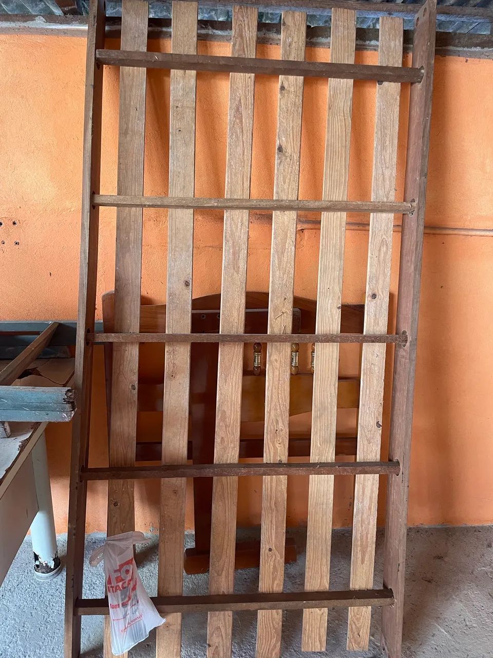 Vendo cama de madeira de solteiro  - Foto 3
