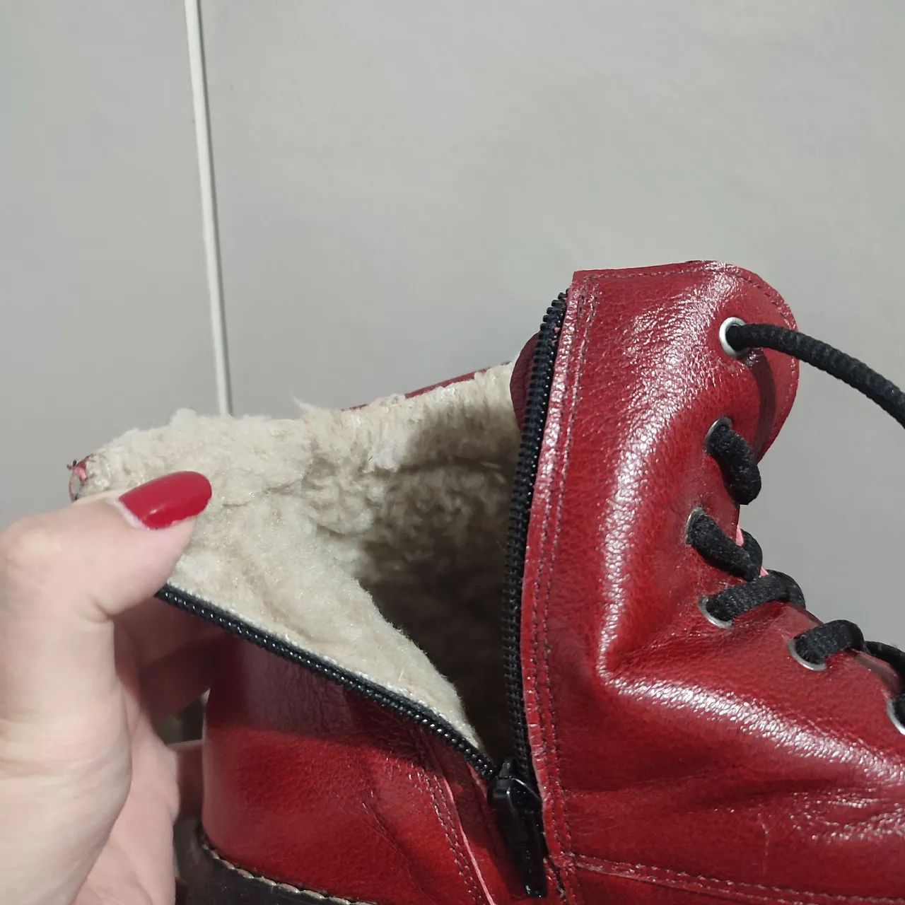 Bota Vermelha Feminina Cano Curto Forrada Pelúcia Tamanho 40  - Foto 2