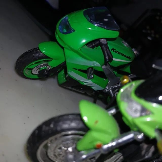 DUAS MINIATURAS DE MOTO KAWASAKI COR VERDE - Foto 5