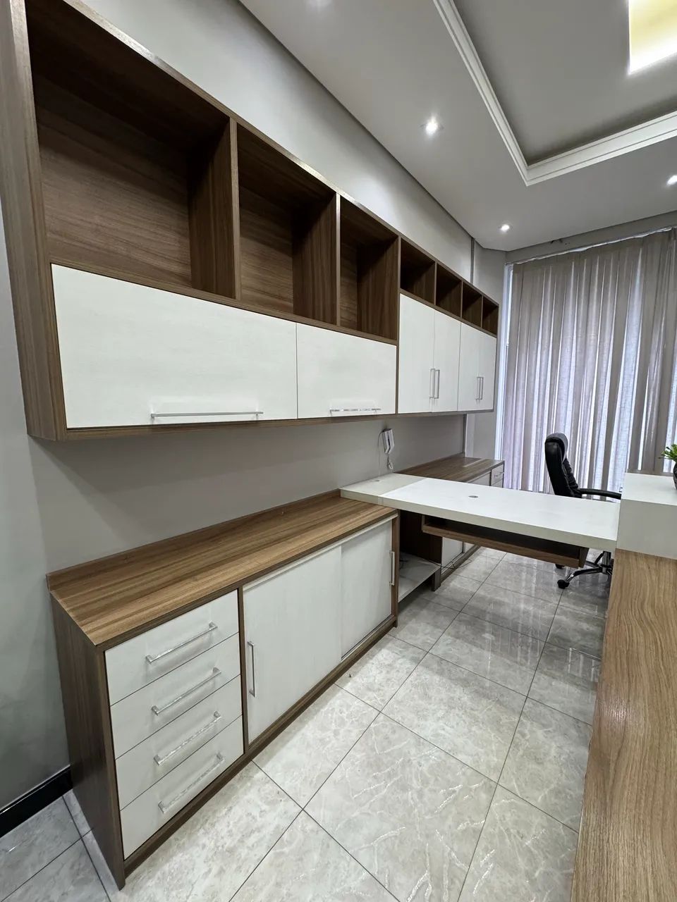 Estação de trabalho com armários 446520423350937602
