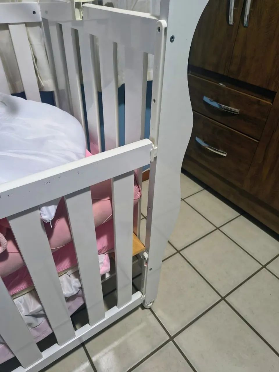BERÇO BRANCO + COLCHÃO ANTIRREFLUXO | CONSERVADO  - Foto 4