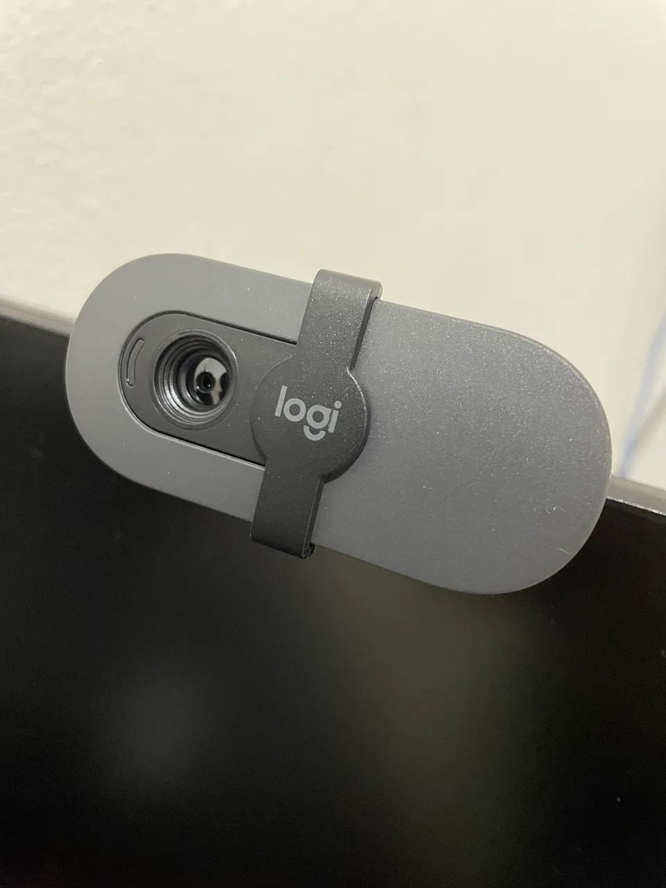 Webcam Full HD Logitech Brio 100 com Microfone Integrado e Proteção de Privacidade