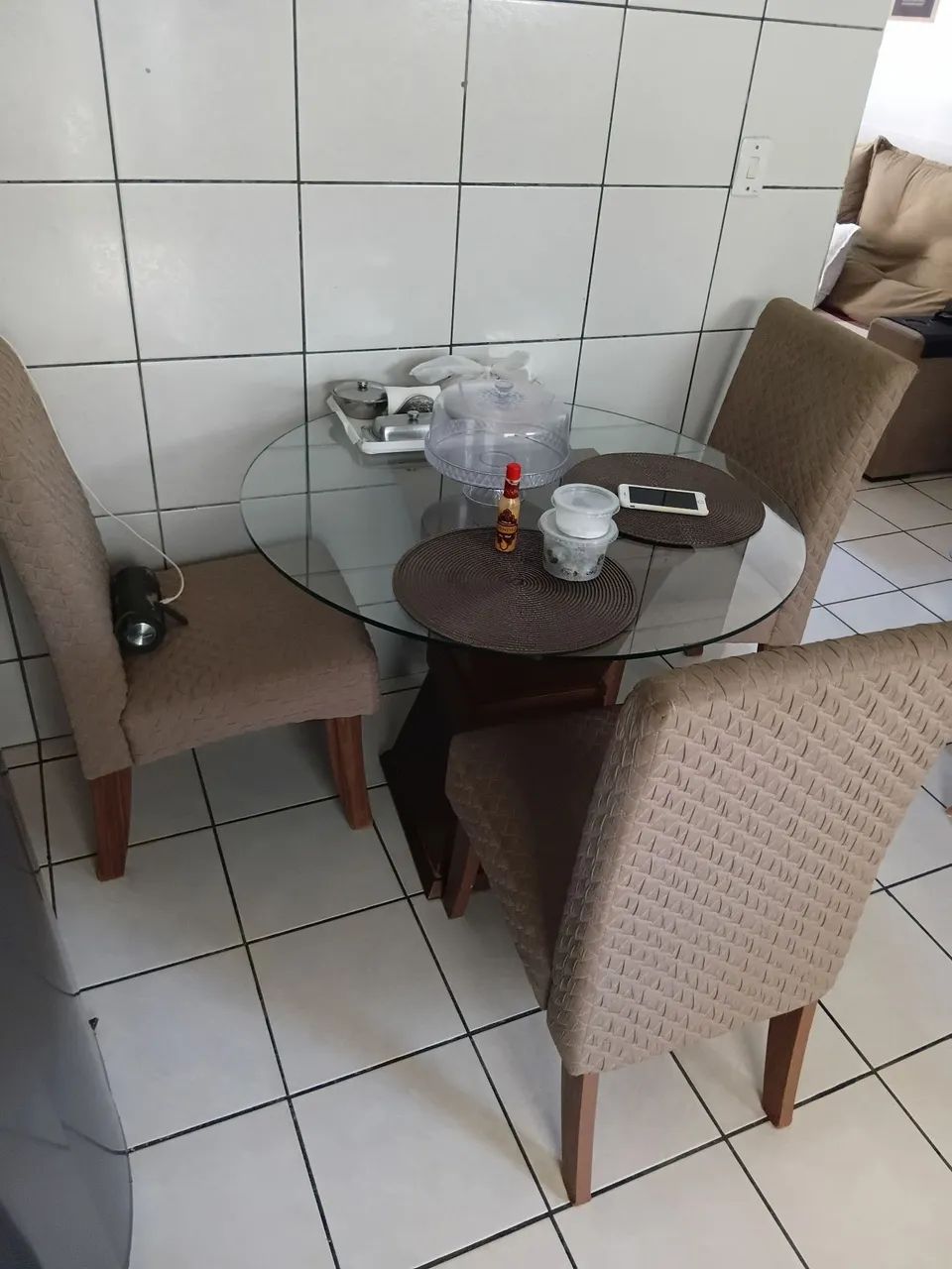 VENDO CADEIRA E A BASE (SEM O VIDRO)