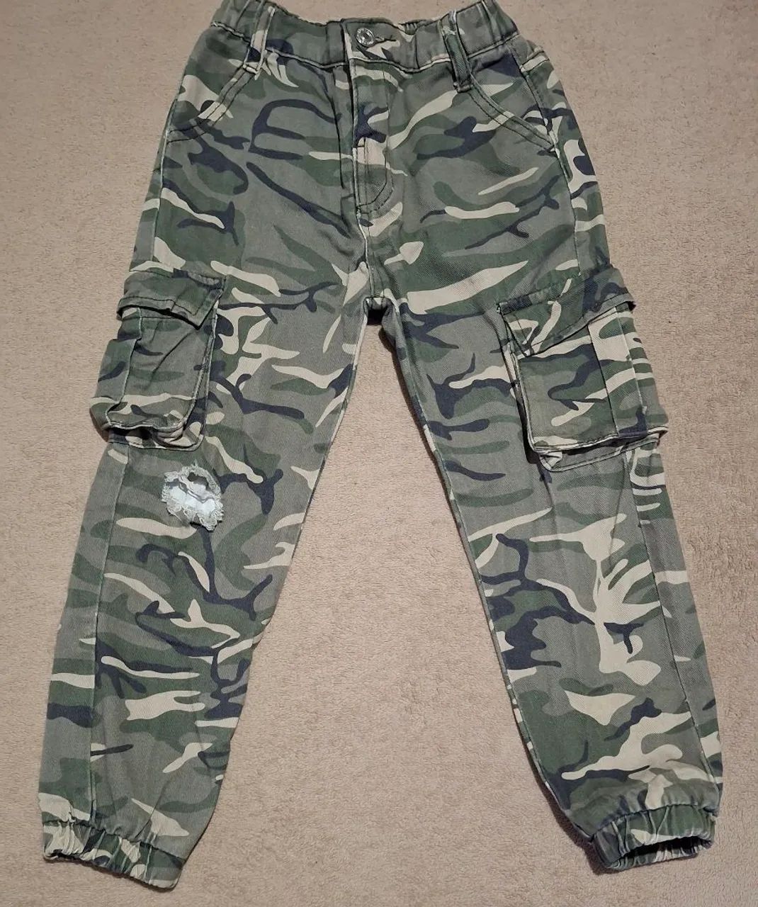 Calça Jeans Infantil Jogger Cargo Camuflada Com Bolsos - Foto 2