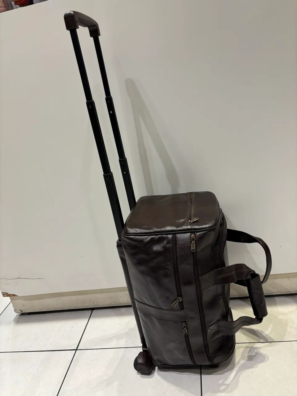 Sacola de Viagem em Couro com Rodas - Foto 3