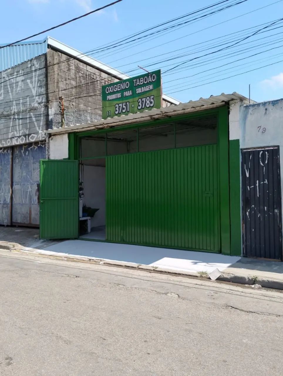 Galpão comercial amplo, fechado, reformado.