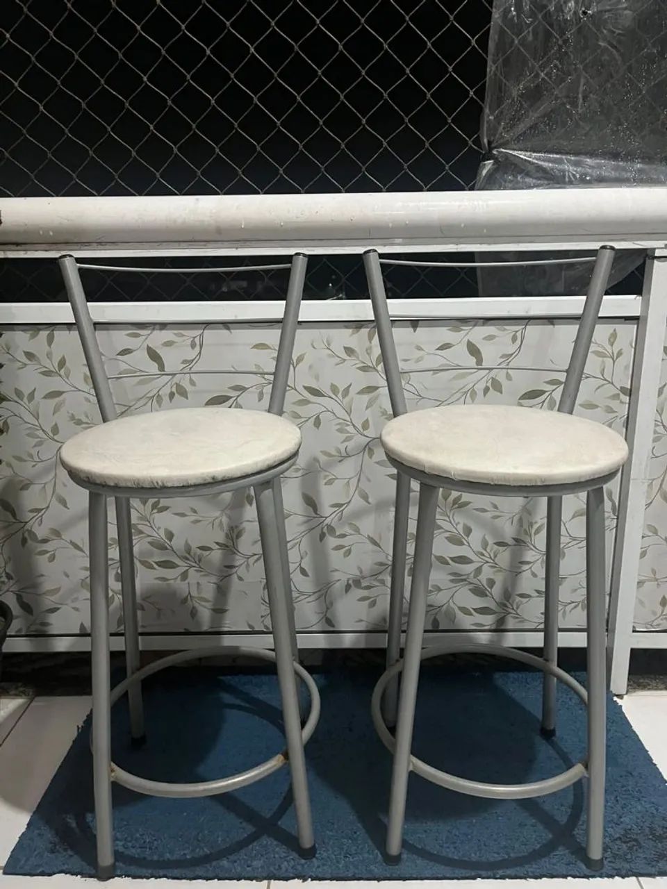 Vendo duas banquetas brancas, estofadas, de aço