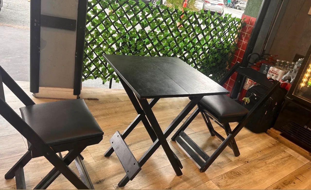 Conjunto de mesas e cadeiras 