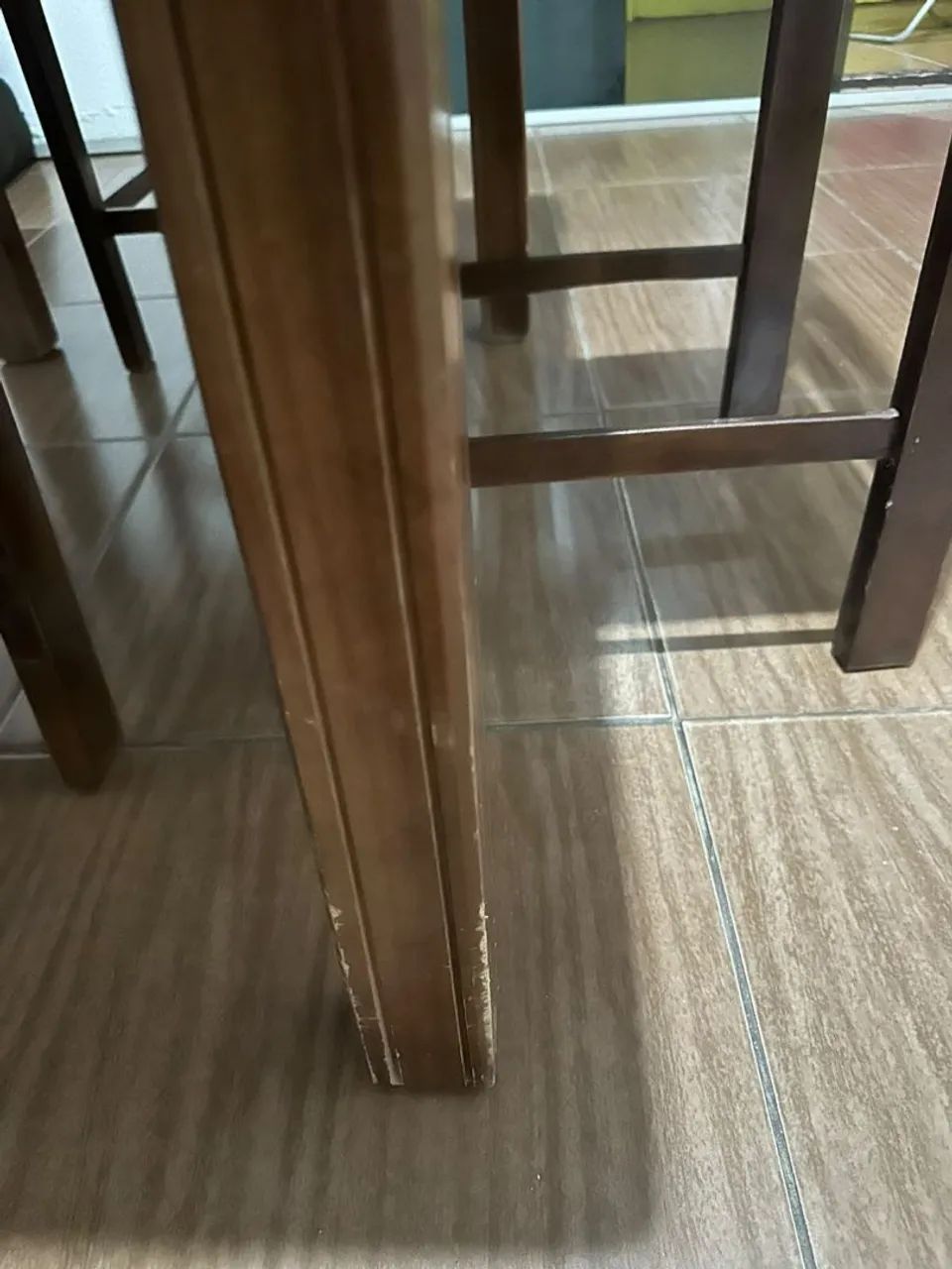 Mesa de madeira com 4 cadeiras  - Foto 3