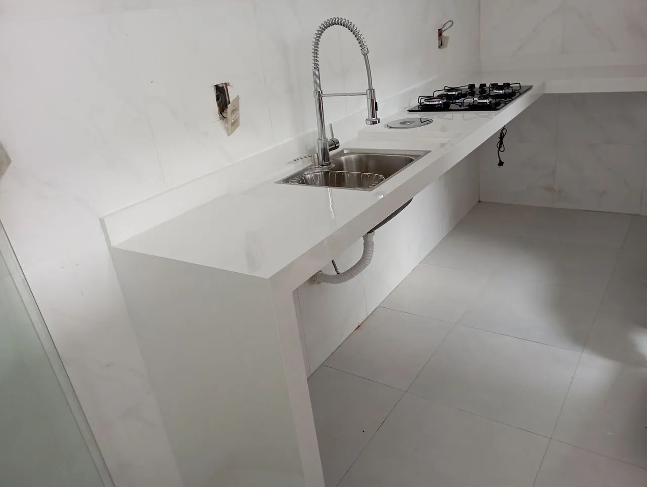 Pias e ninhos de porcelanato.