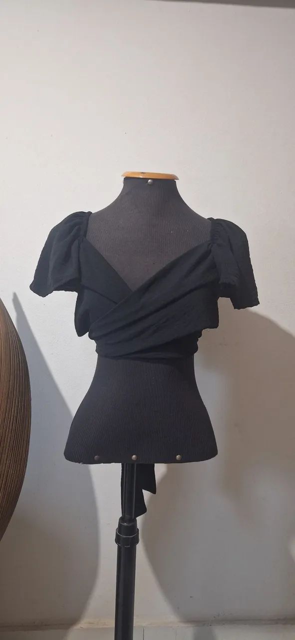 Cropped preto manga bufante 