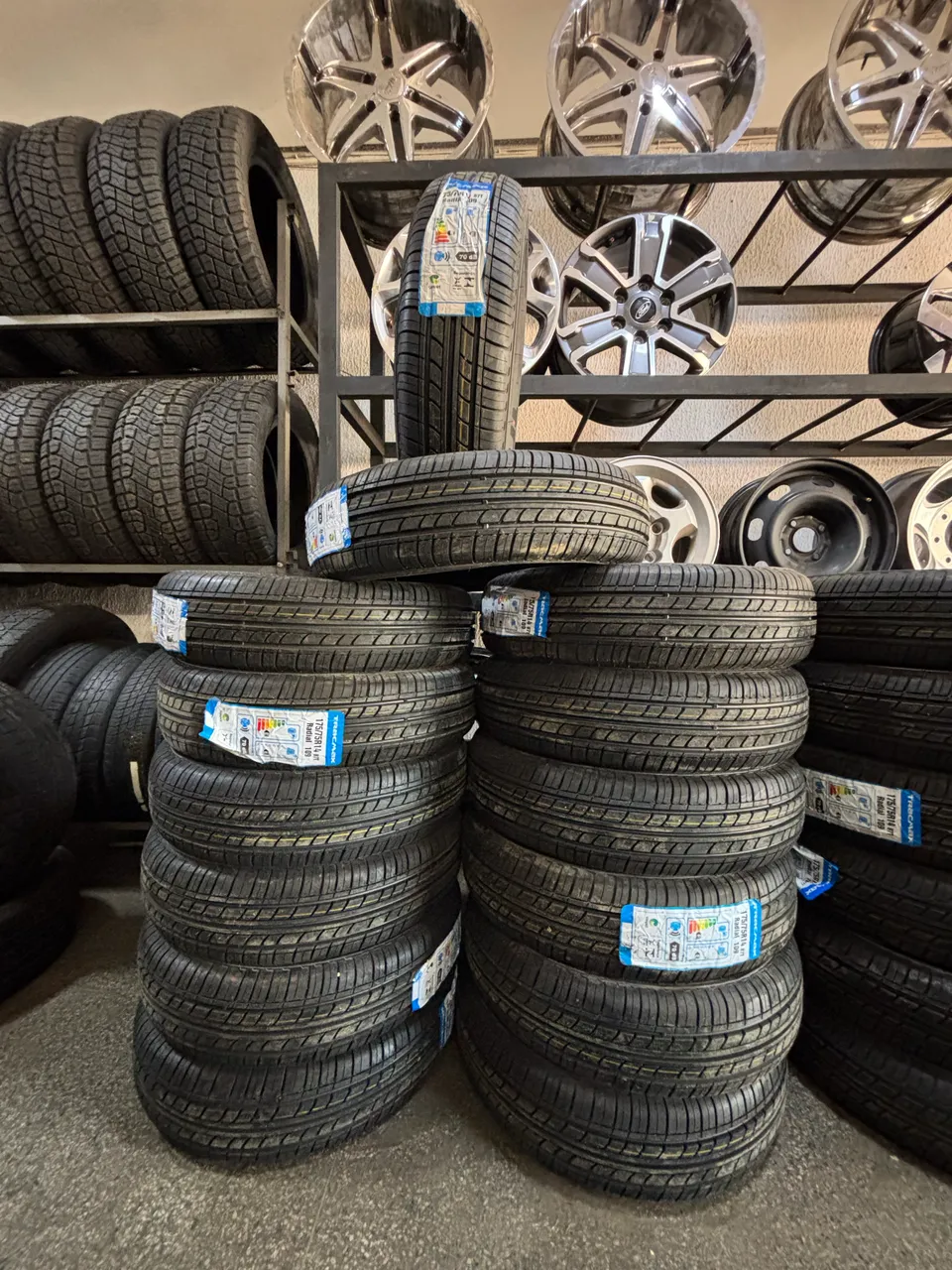 Pneu 265/65-18 - Peças para carros, vans e utilitários - Vila Lucy