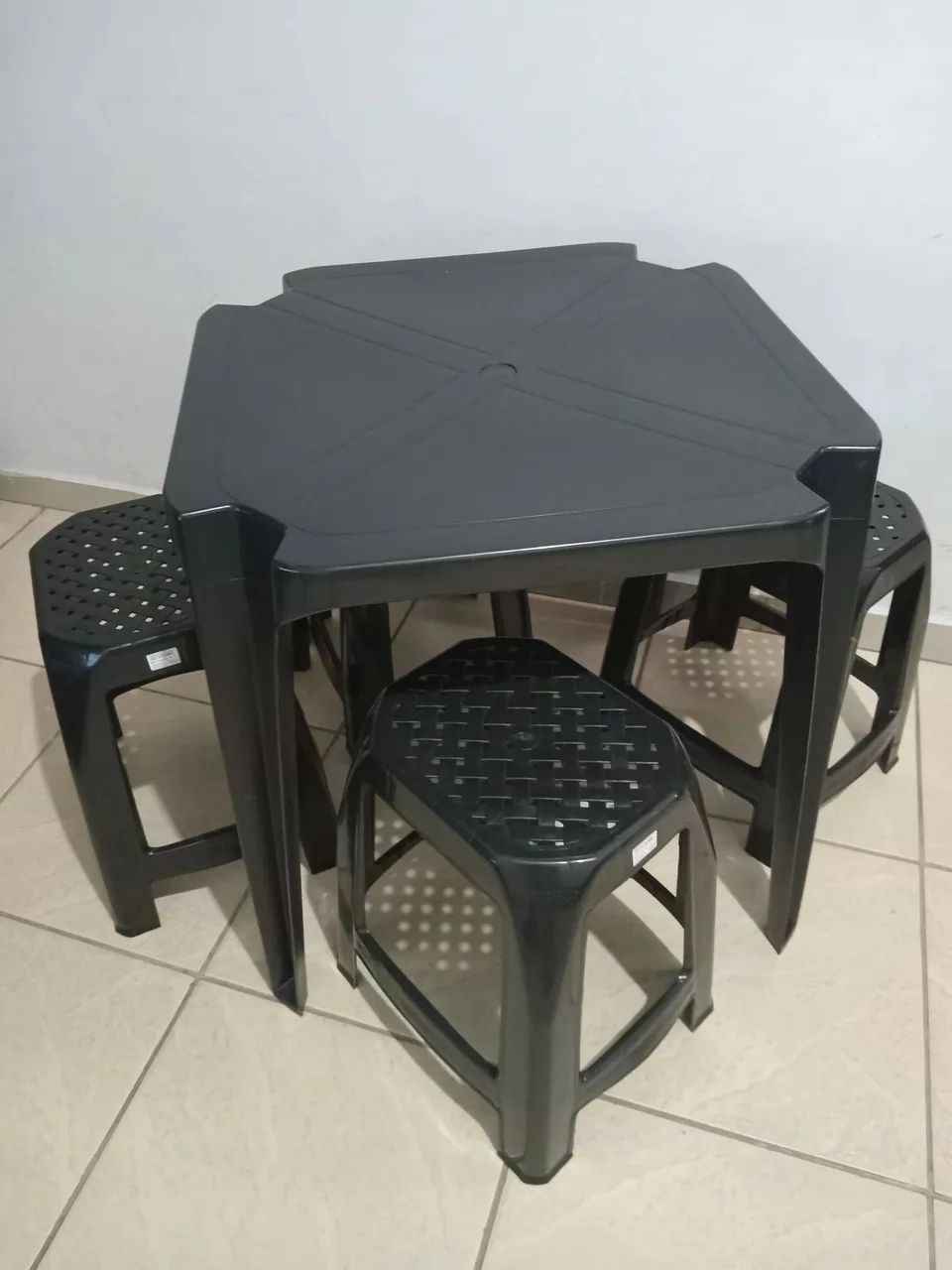 Mesa E Quatro Banquetas Plástica 