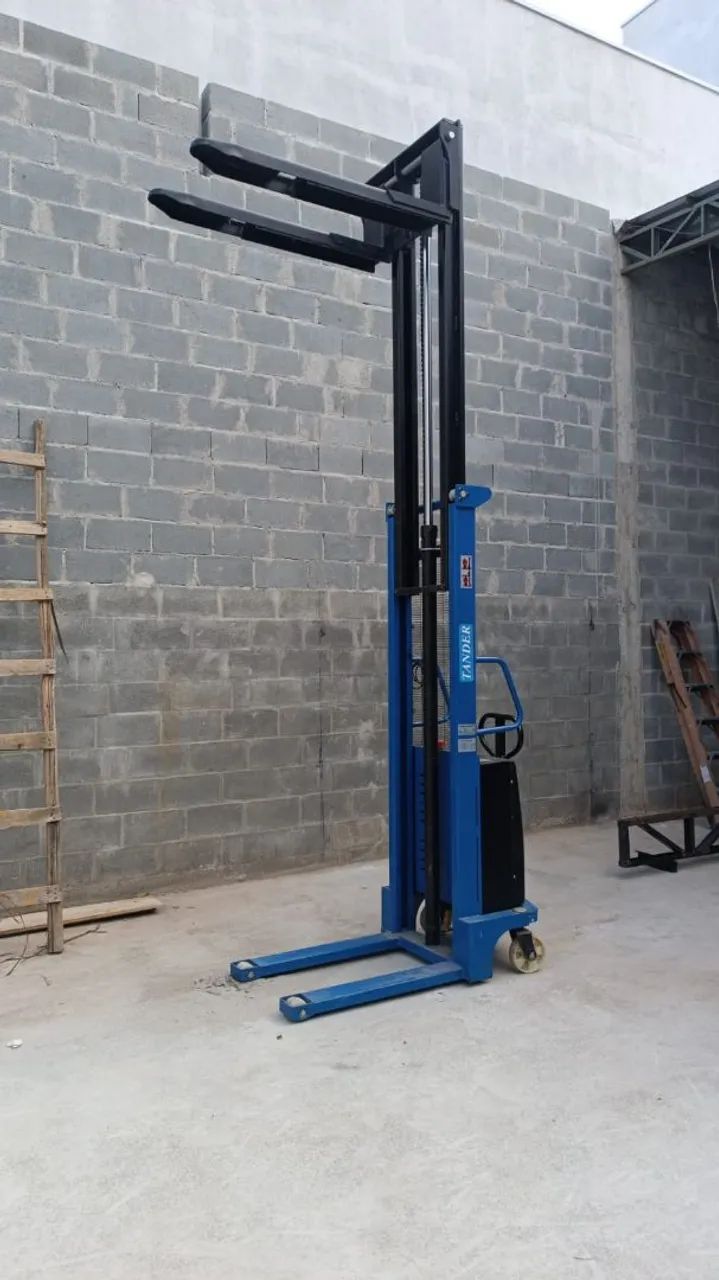 Vendo empilhadeira semi elétrica  - Foto 4