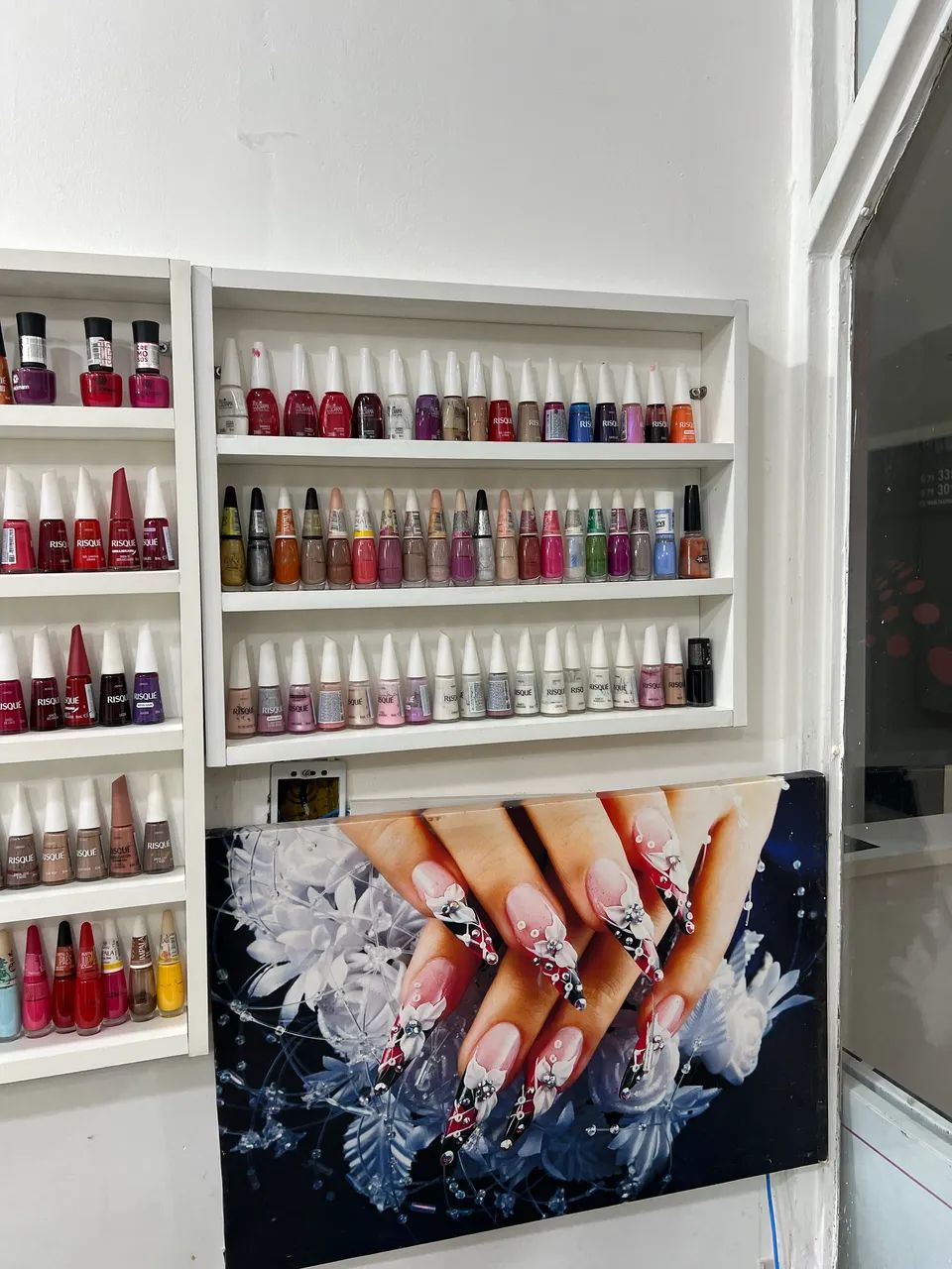 Todos os esmalte com a prateleira