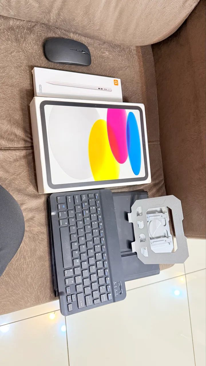 Ipad 10ª geração Wifi, 64 Gb com caixa, Plug Original + acessórios - Foto 3