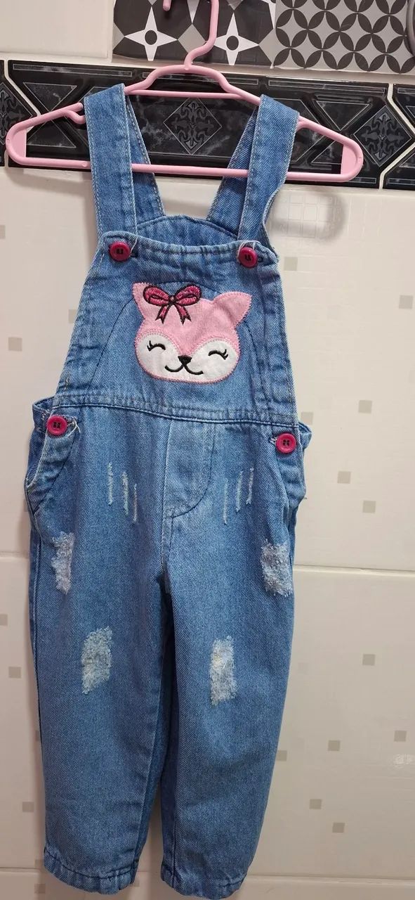 Macacão jeans bebe tamanho M e conjunto moletom  - Foto 2