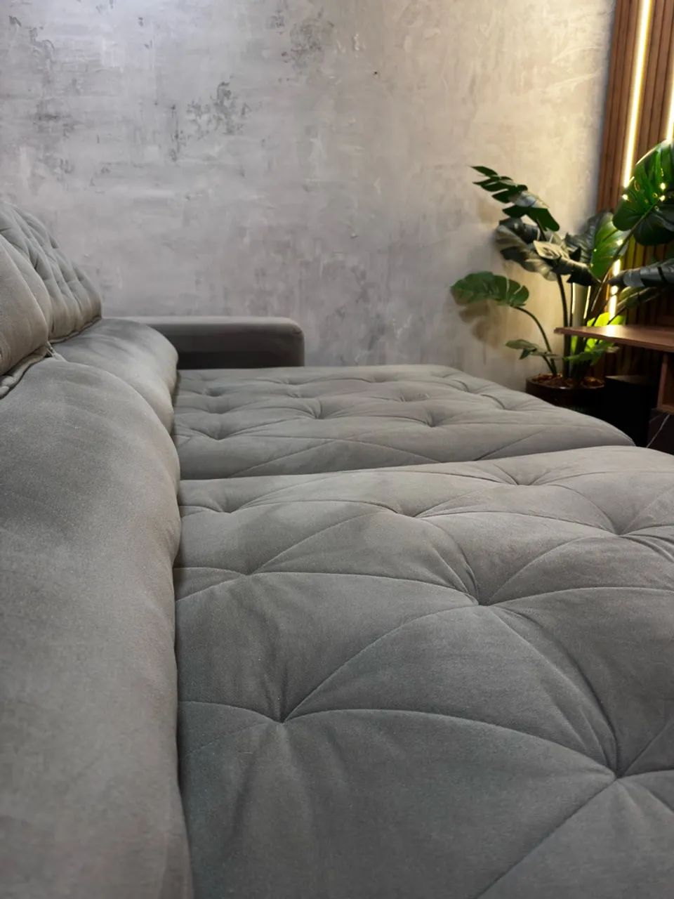Sofá retrátil suede cinza 2,90 de comprimento  - Foto 5
