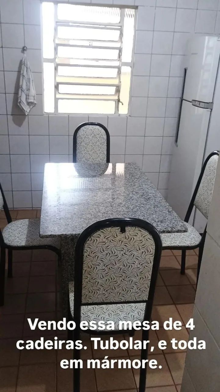 Mesa em Mármore, com 4 cadeiras 