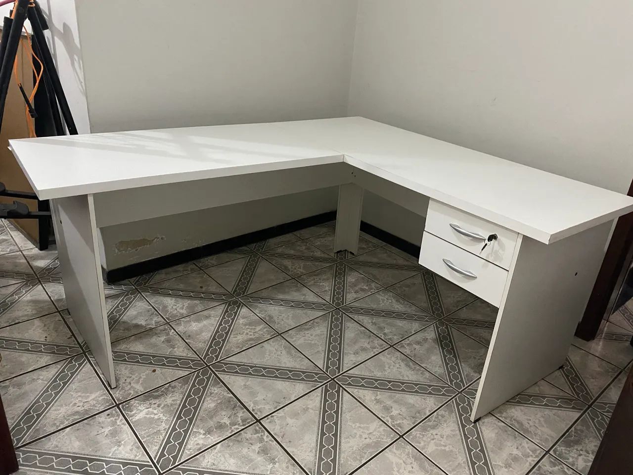 Mesa em L branca em MDF