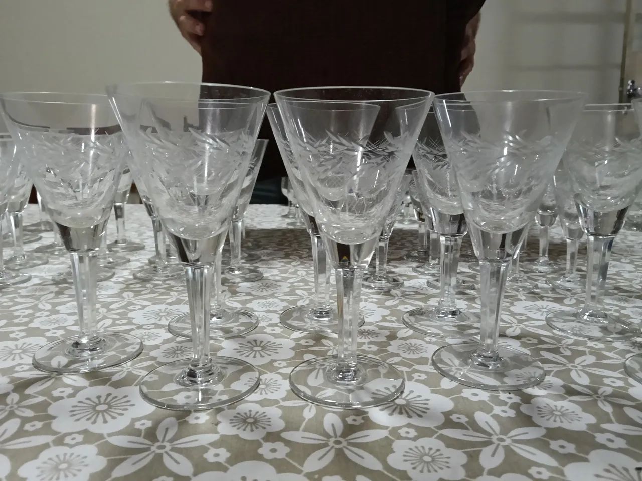 Taças para vinho em cristal.Lapidação detalhada com padrão de ramos.Antigas.9 peças.