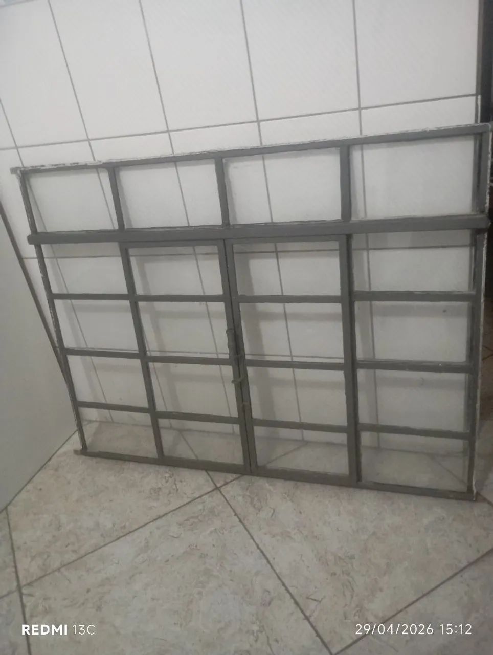 Janela quadriculada ferro C/ vidro em ótimo estado 