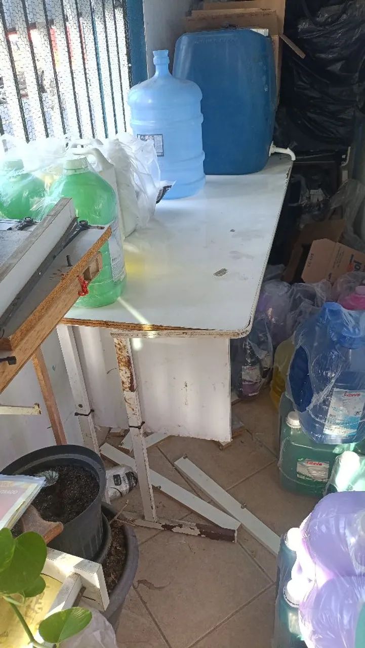 Mesa de Escritório  em MDF com Estrutura de Aço - Usada