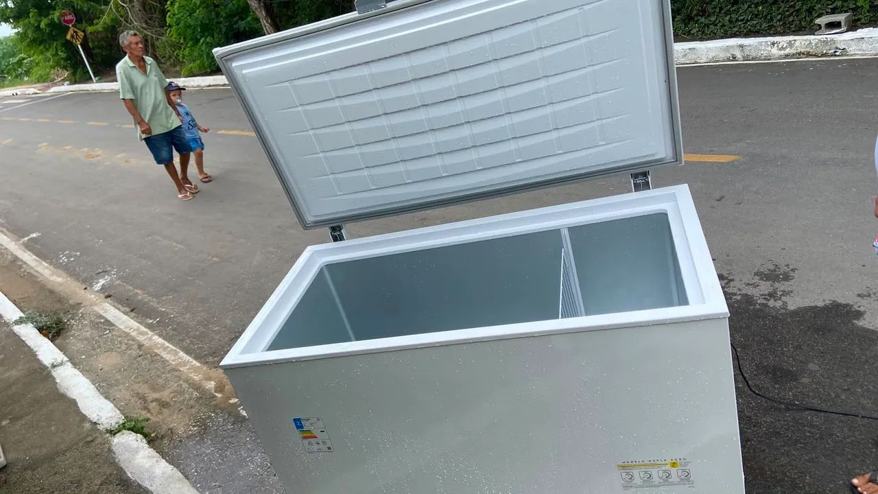 Vendo Freezer 1 ano de uso - Geladeiras e Freezers - Cidade