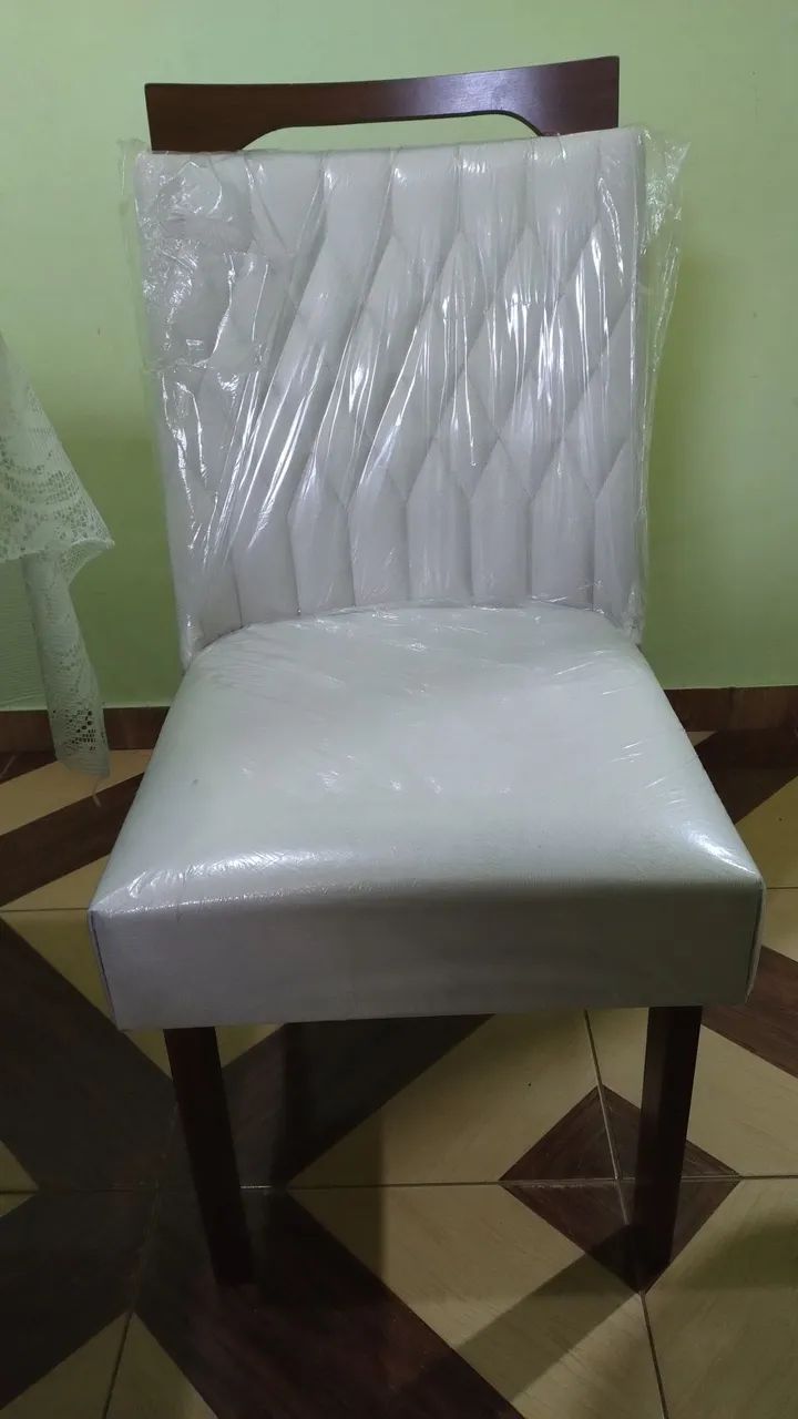 Conjunto de mesa com 6 cadeiras.