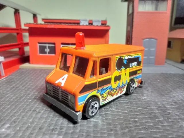 LOTE MINIATURAS DE FURGÕES HW E MAISTO.