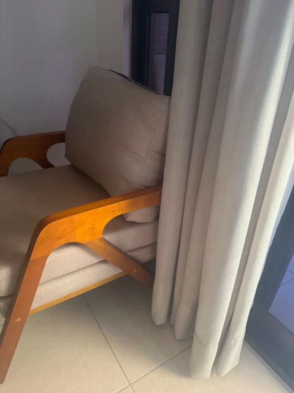 Kit 2 Poltronas Decorativa Mona Luxo Linho Bege Claro e Base Madeira Maciça Linho Bege  