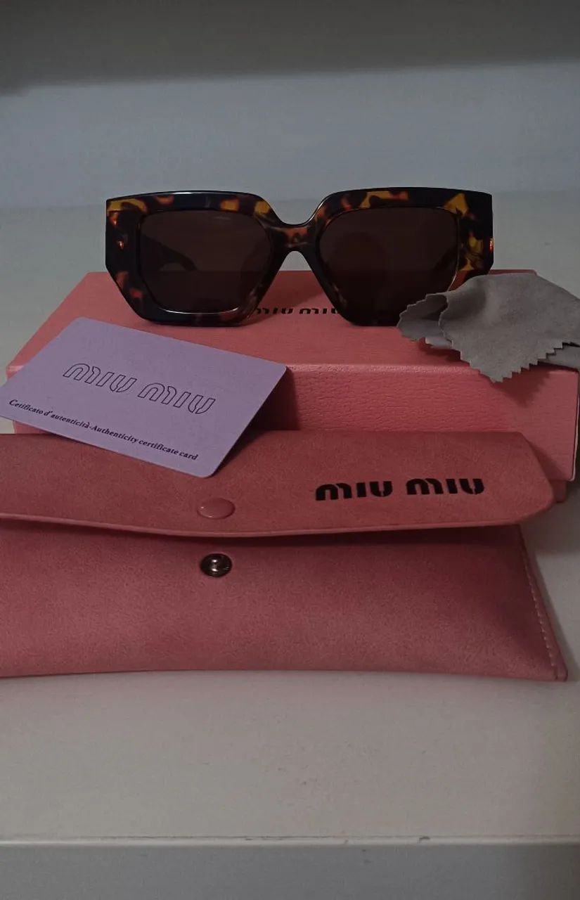 Óculos de sol Miu Miu com armação em acetato tartaruga e caixa original - Foto 2