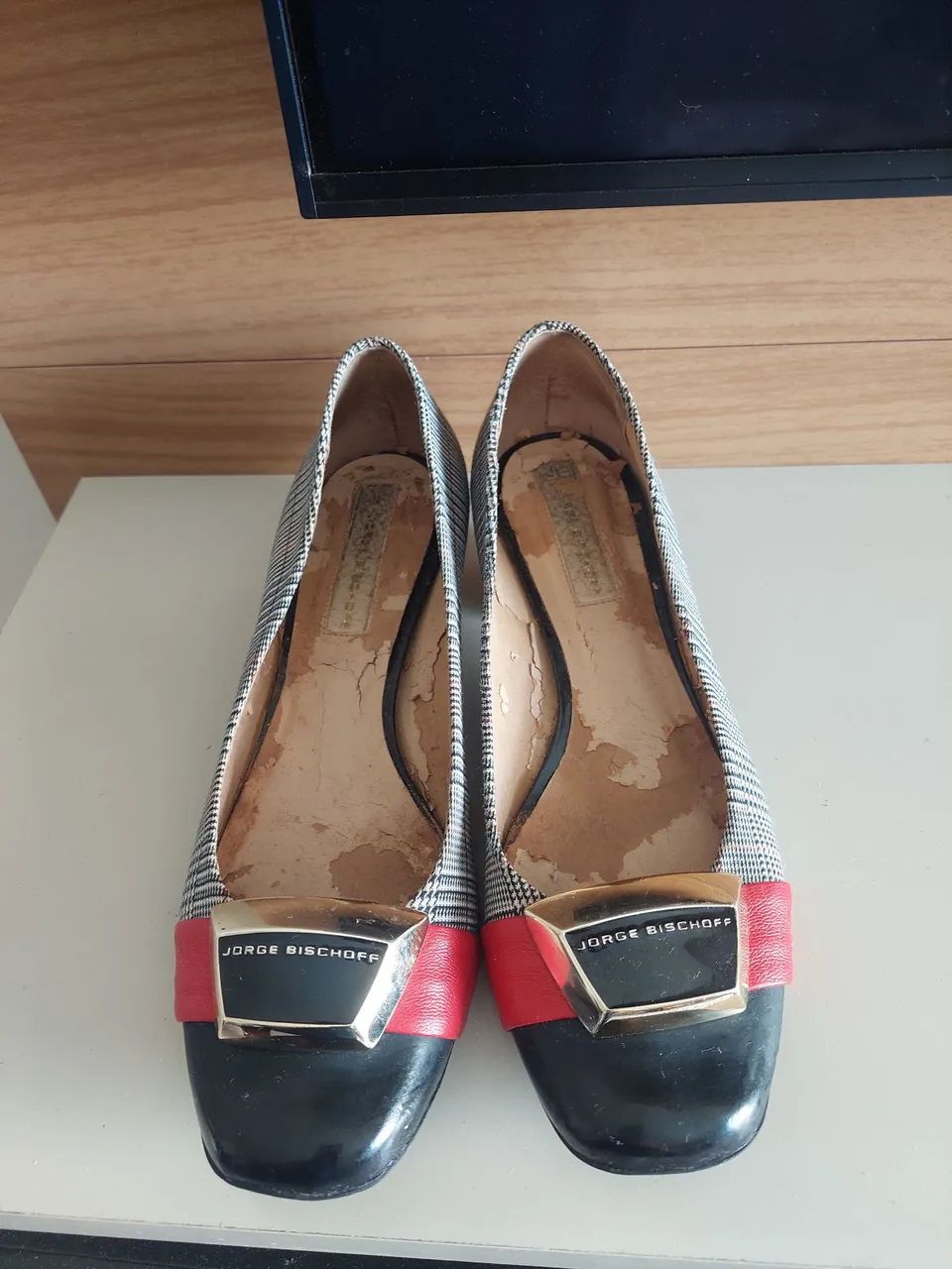 Sapato baixo, preto e vermelho, Jorge Bischoff
