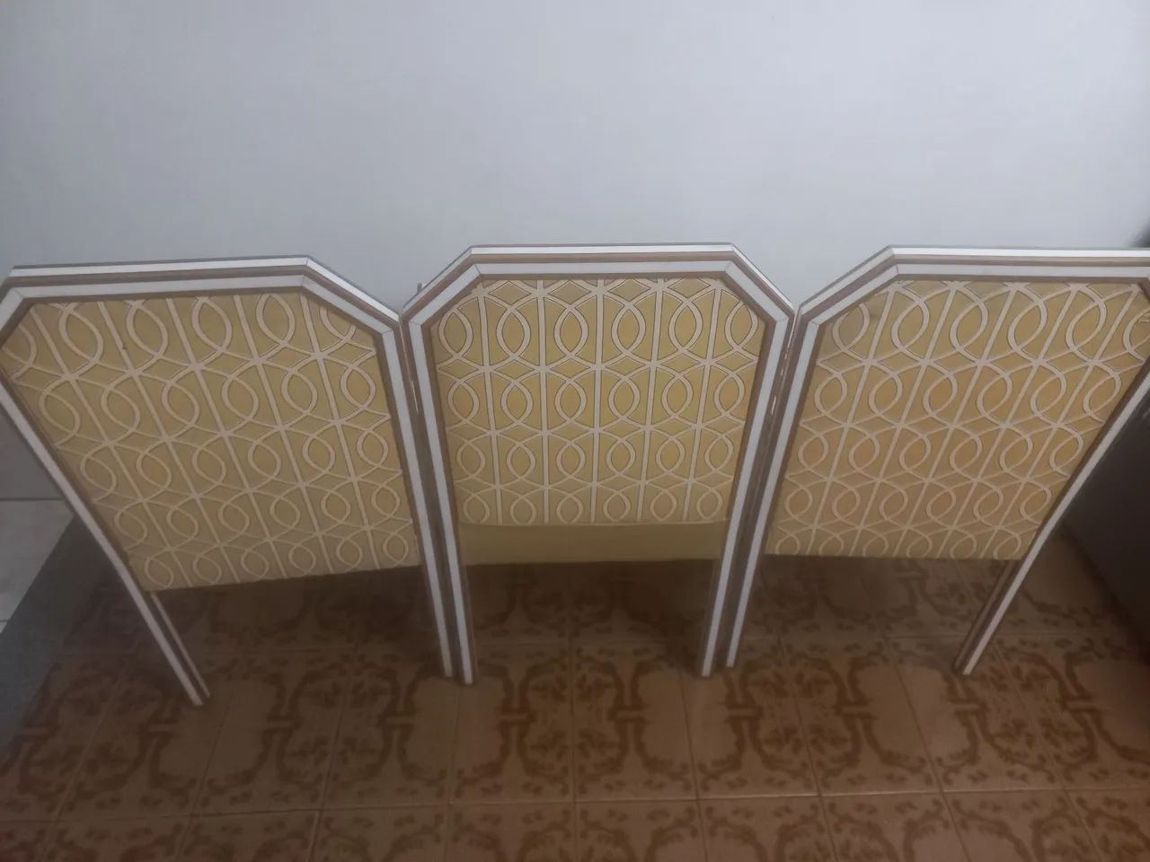 3 CADEIRAS  ESTOFADAS TECIDO AMARELO  - Foto 3
